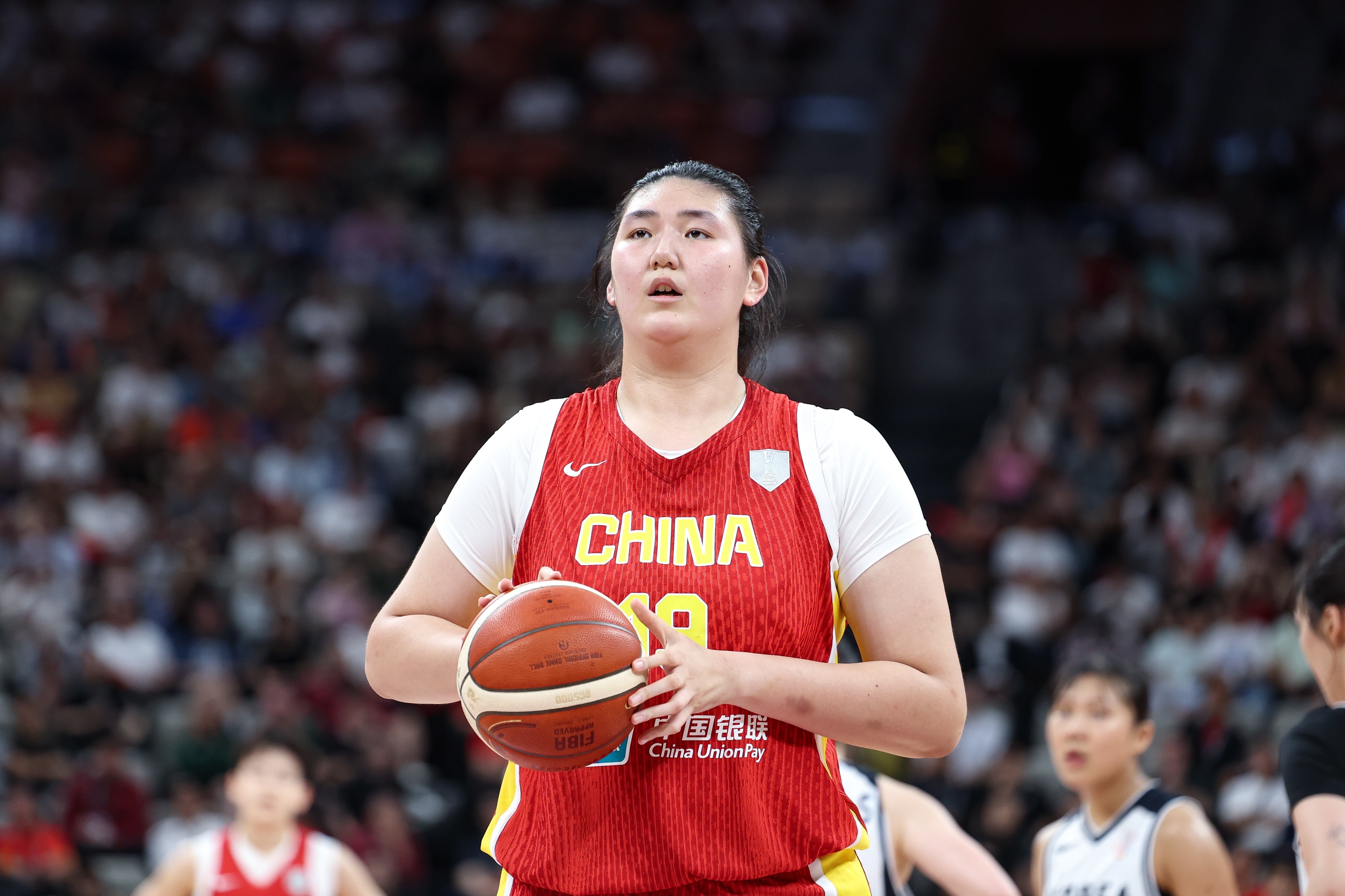 女篮亚洲杯小组赛，中国女篮半场42-23领先新西兰女篮。上半场中锋张子宇仅出战4