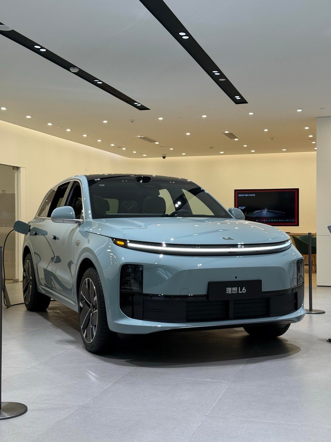 理想L6🚗1️⃣外观：天青色这个颜色，在展厅的强光下，它呈现出一种非常清新、带