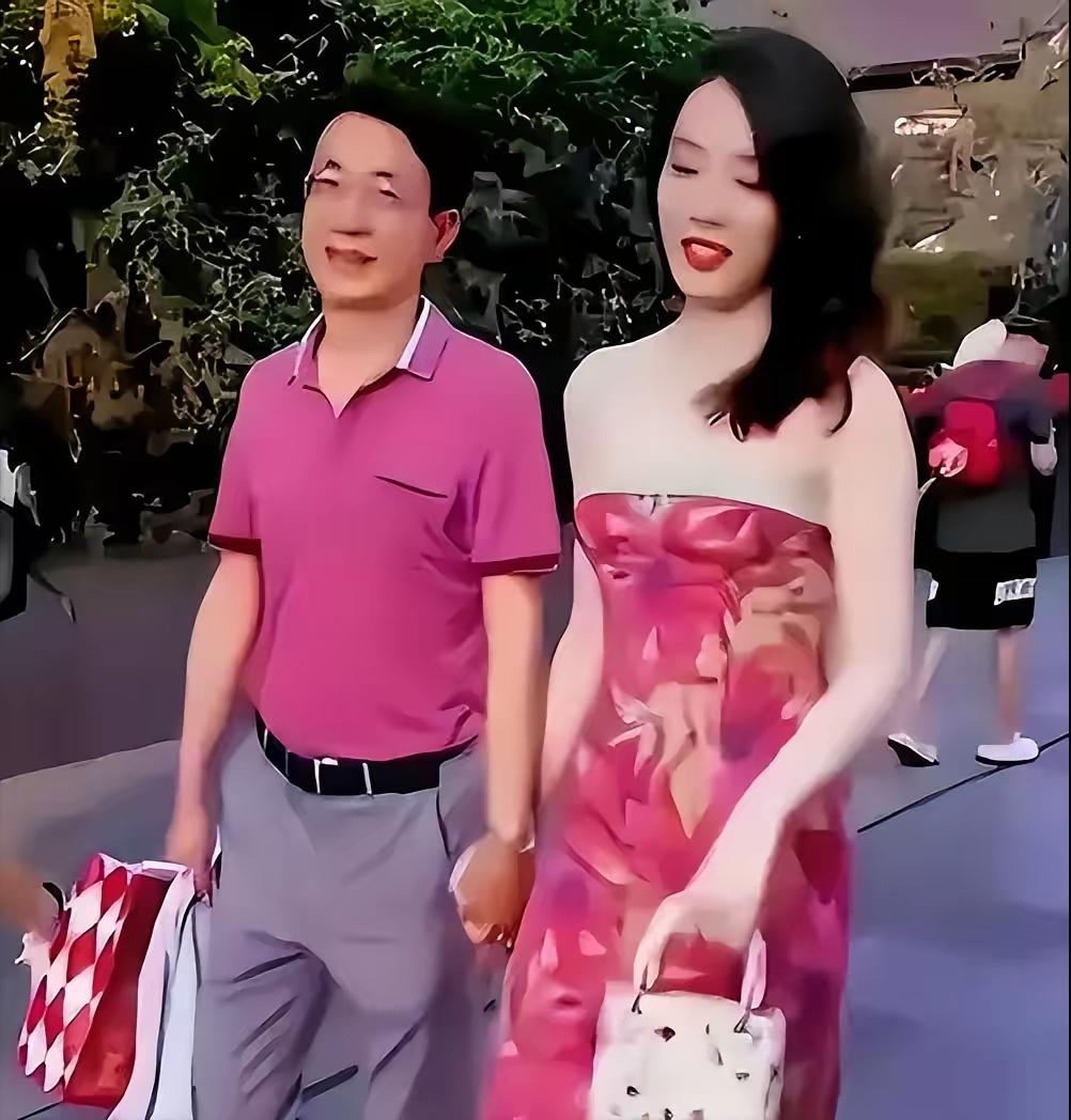 “牵手门”后，董思槿的人生彻底改写。2023年6月，成都太古里街头一段牵手视频炸