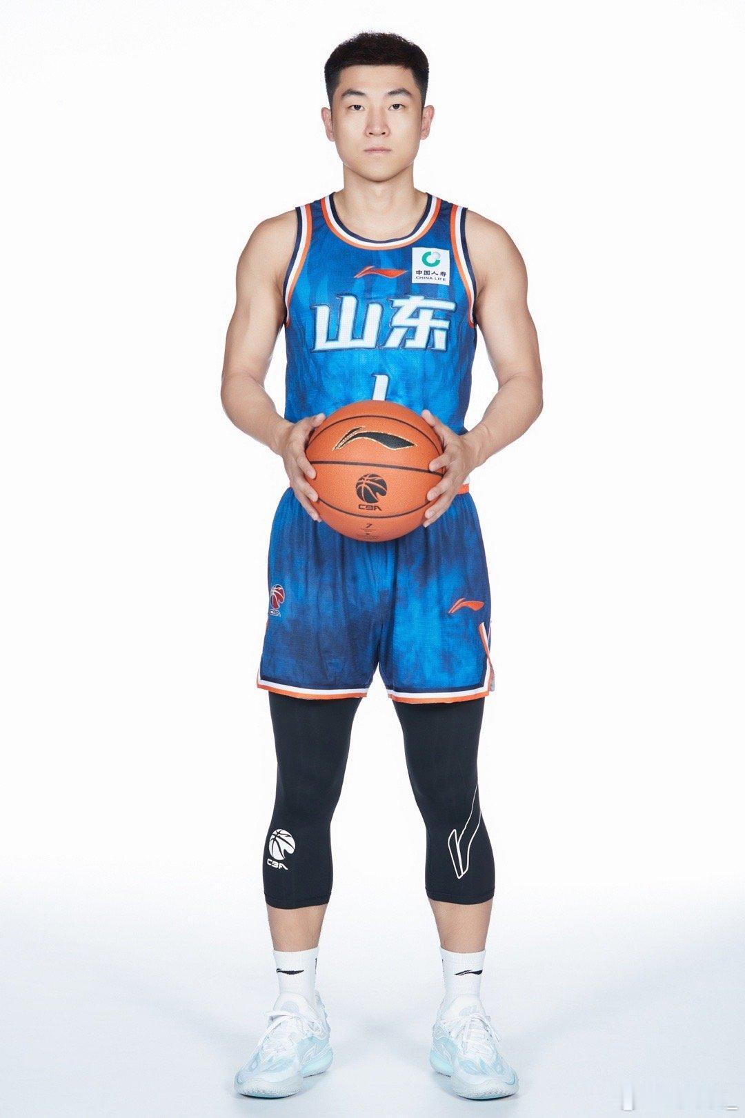 高诗岩应该和山东队愉快续约两年顶薪合同，他今年已经30岁了无论去哪个球队都很难一