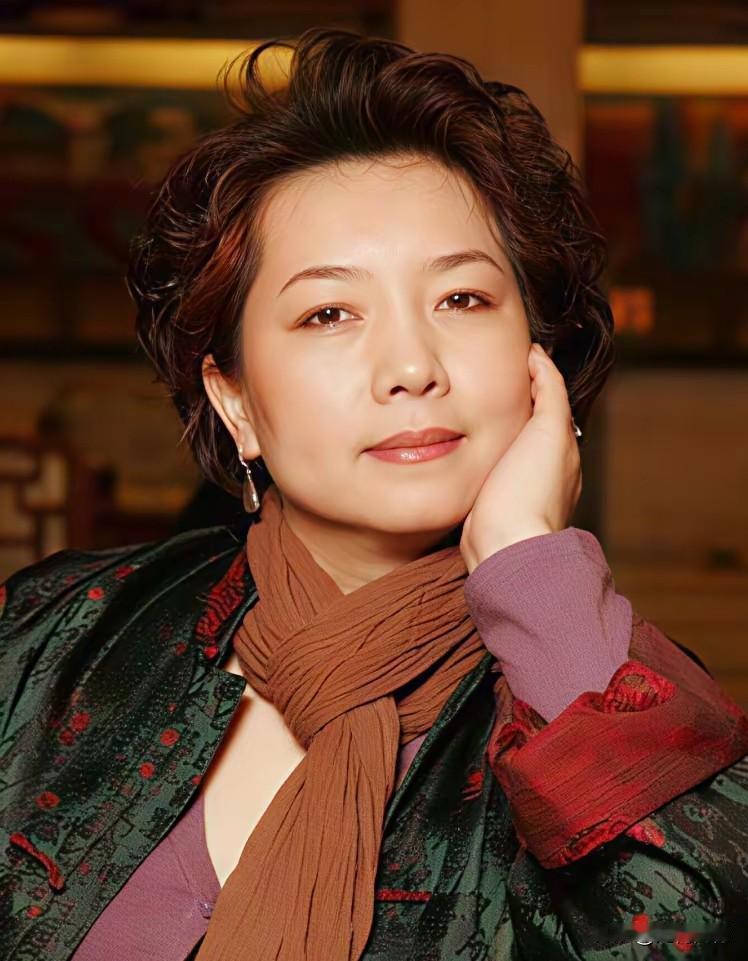 唐师曾的前妻王淳华，黑龙江哈尔滨人，长的非常的漂亮，非常的大气，两个人1997年