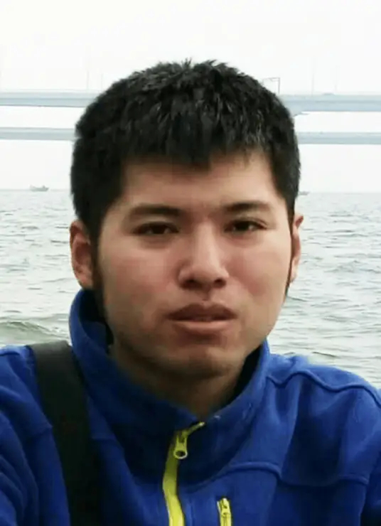孙丽芳和信雨萌是母子，儿子小信据说已经30岁了，以前是做装修的，没有任何电影和艺