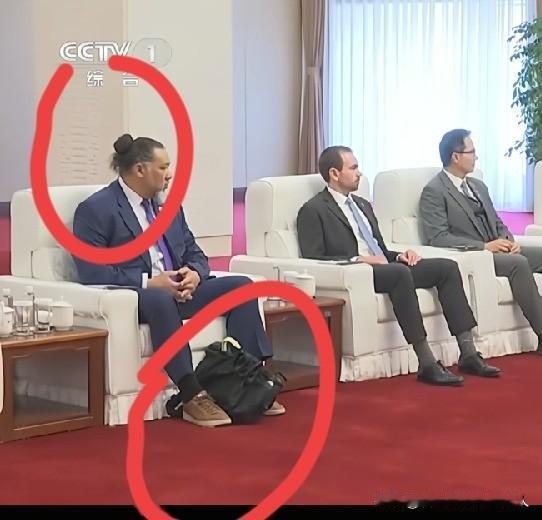 这一趟来北京的是美国联邦调查局局长，不是国务院官员。桌上摆的第一批议题也不是关税
