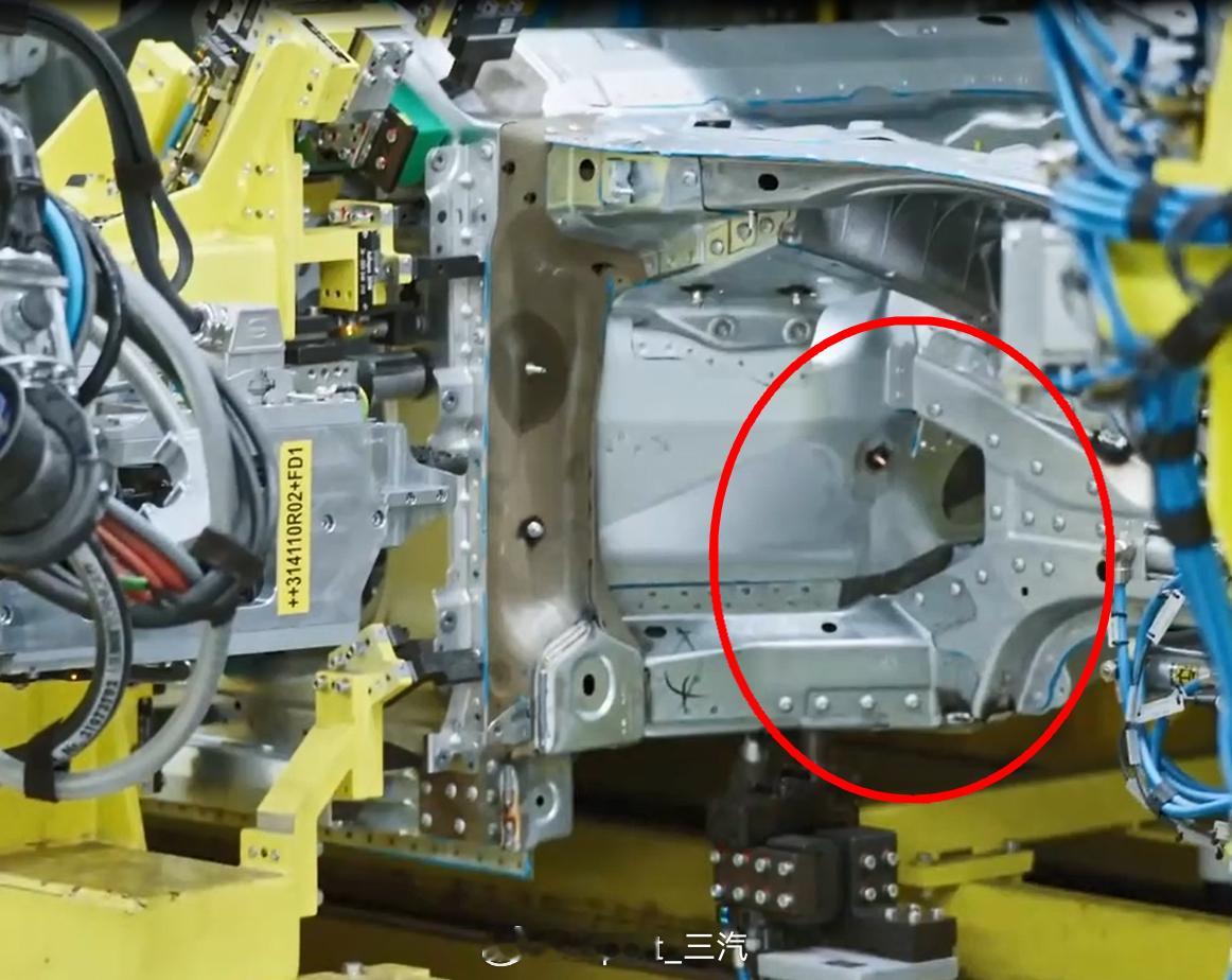 biwTaycan保时捷还是有很多花活的1,前纵梁外观看是冲压钢拼接，里面却埋了
