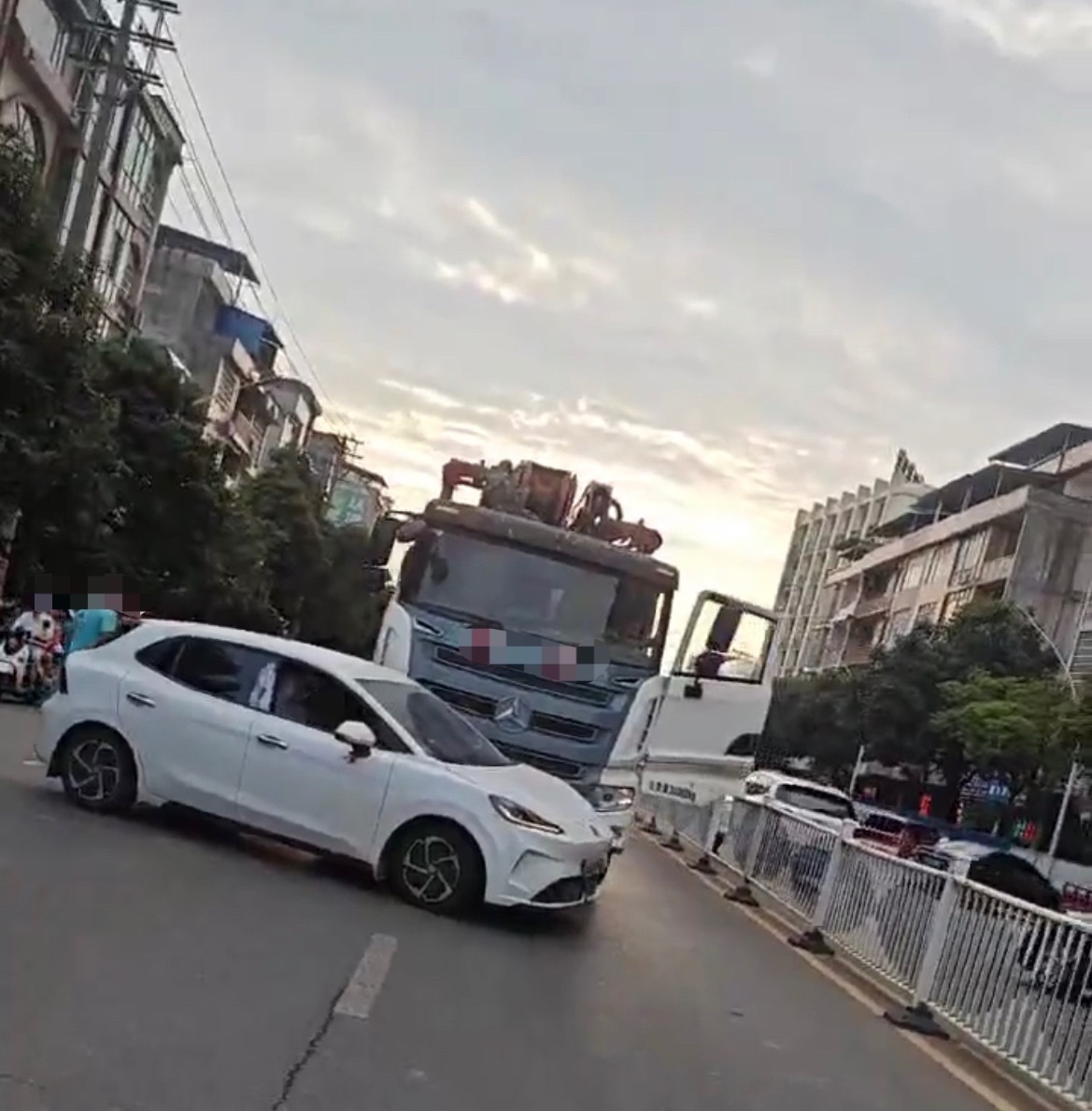 6月12日，贵港平南新能源小车和灌浆工程车碰撞受损。 