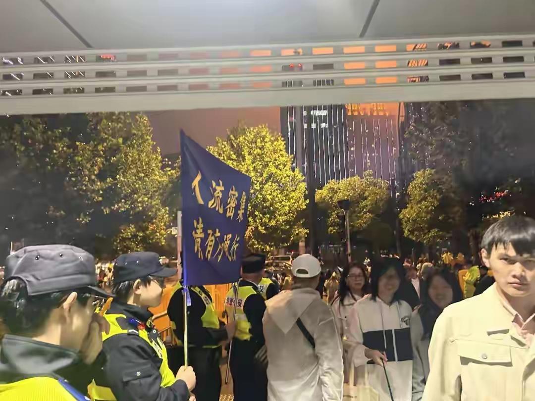 观看武汉烟花秀，即使下着小雨，也没影响到爱国市民们观赏烟花，热情丝毫未减，进场离