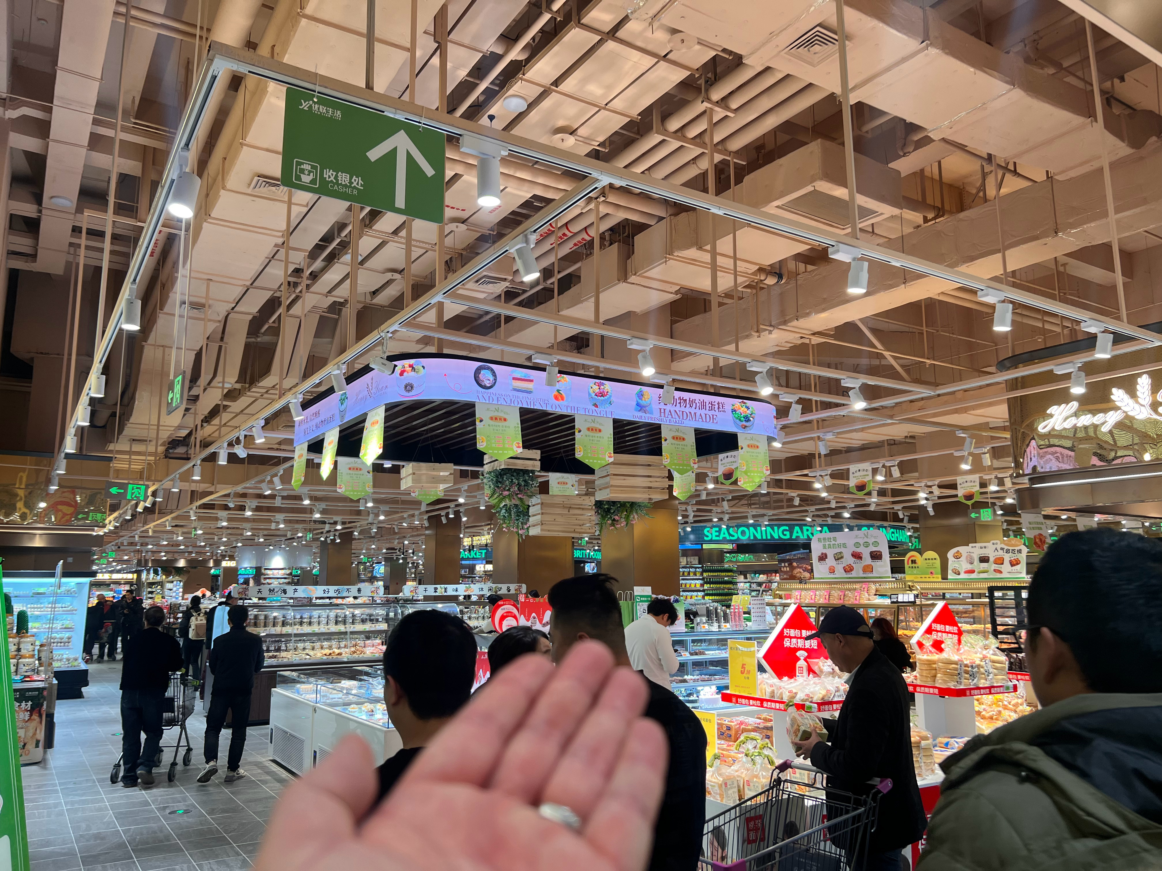 全中国装修标准最高的超市，居然在浙江省丽水市。硬件投入超过五星级酒店。 