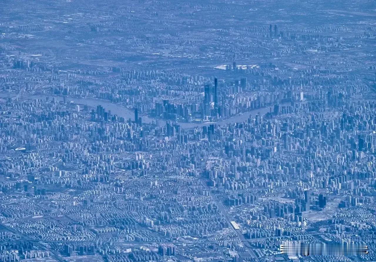 上海这城市高楼密度可以说不亚于香港，上海城市高楼看起来比香港城市高楼还要更多更密