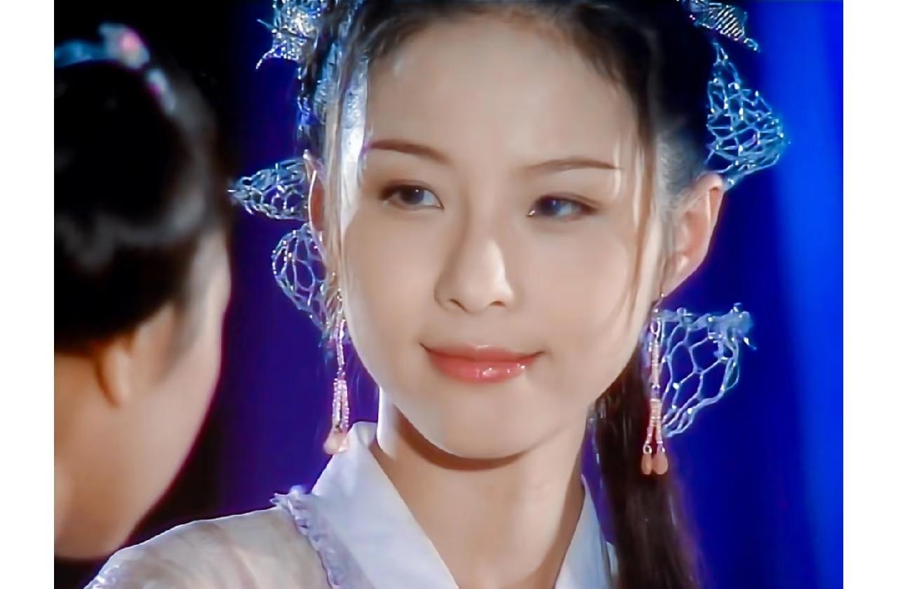 为什么这版黄衫女子这么惊艳呢？现在看苏有朋版《倚天屠龙记》里的黄衫女子，长相不算