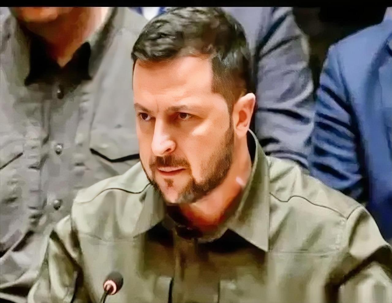 乌克兰打了三年仗，如今才咂摸出滋味——谁是敌谁是友，早写在炮火与协议的褶皱里。俄