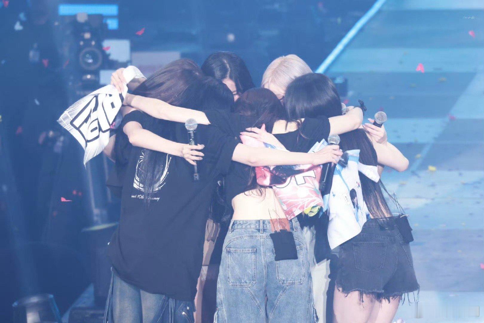 在演唱会中哭着跳舞的GFRIEND 在演唱会中哭着跳舞的GFRIEND 