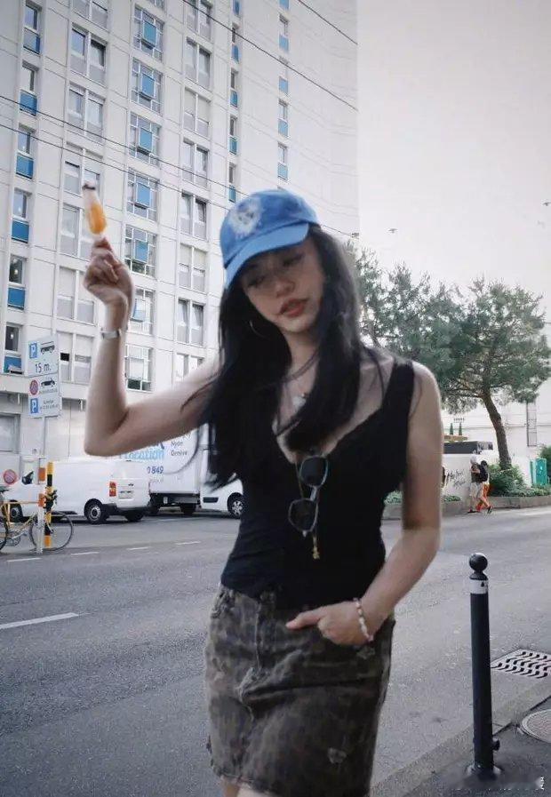姚晨身穿黑色吊带搭配豹纹短裙，松弛潇洒活力满满。 ​​​