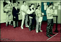 应该给插队婆孙看看这个视频，国外插队女人的悲惨下场。

以后但凡有人插队，都给他