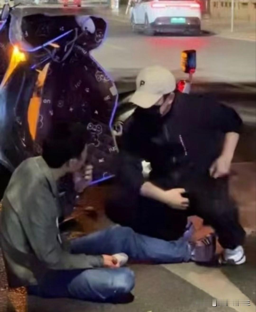 张颂文这事，办得实在
刷到新闻才知道，
他又默默做了件好事。

10月30日凌晨