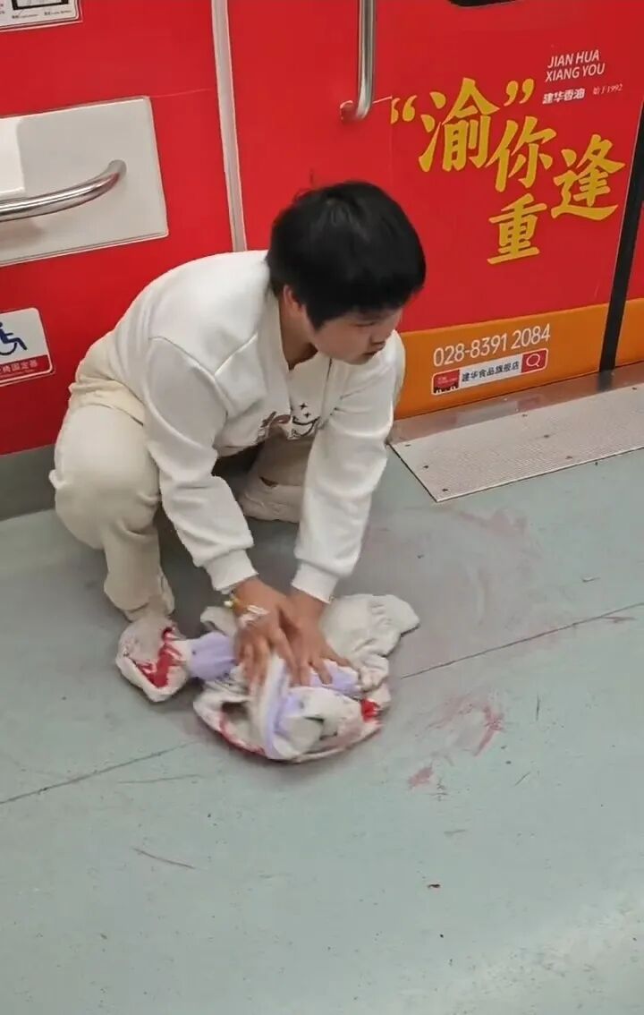 22岁女孩地铁上吐血后脱下外套将血迹擦干净：不想把别人鞋子弄
