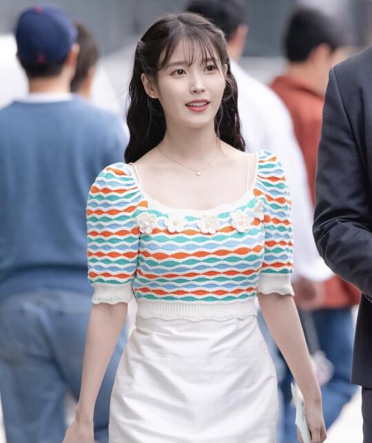 李知恩 iu 这套衣服真好看