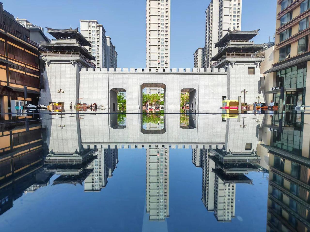 邯郸道逛逛街，每一步都是风景！🌿 古色古香的建筑与现代潮流碰撞，随手一拍就是大