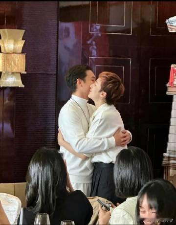 张凌赫田曦薇经纪人敬酒家人们，最近娱乐圈又有新瓜啦！张凌赫和田曦薇的经纪人敬酒这