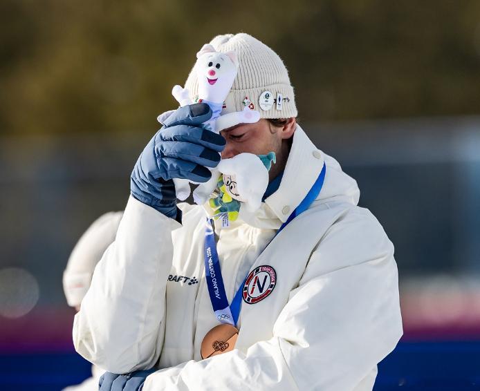 米兰冬奥夺牌后他没有感谢国家和父母 说出的一番话让全世界观众震惊本届冬奥的冬季两