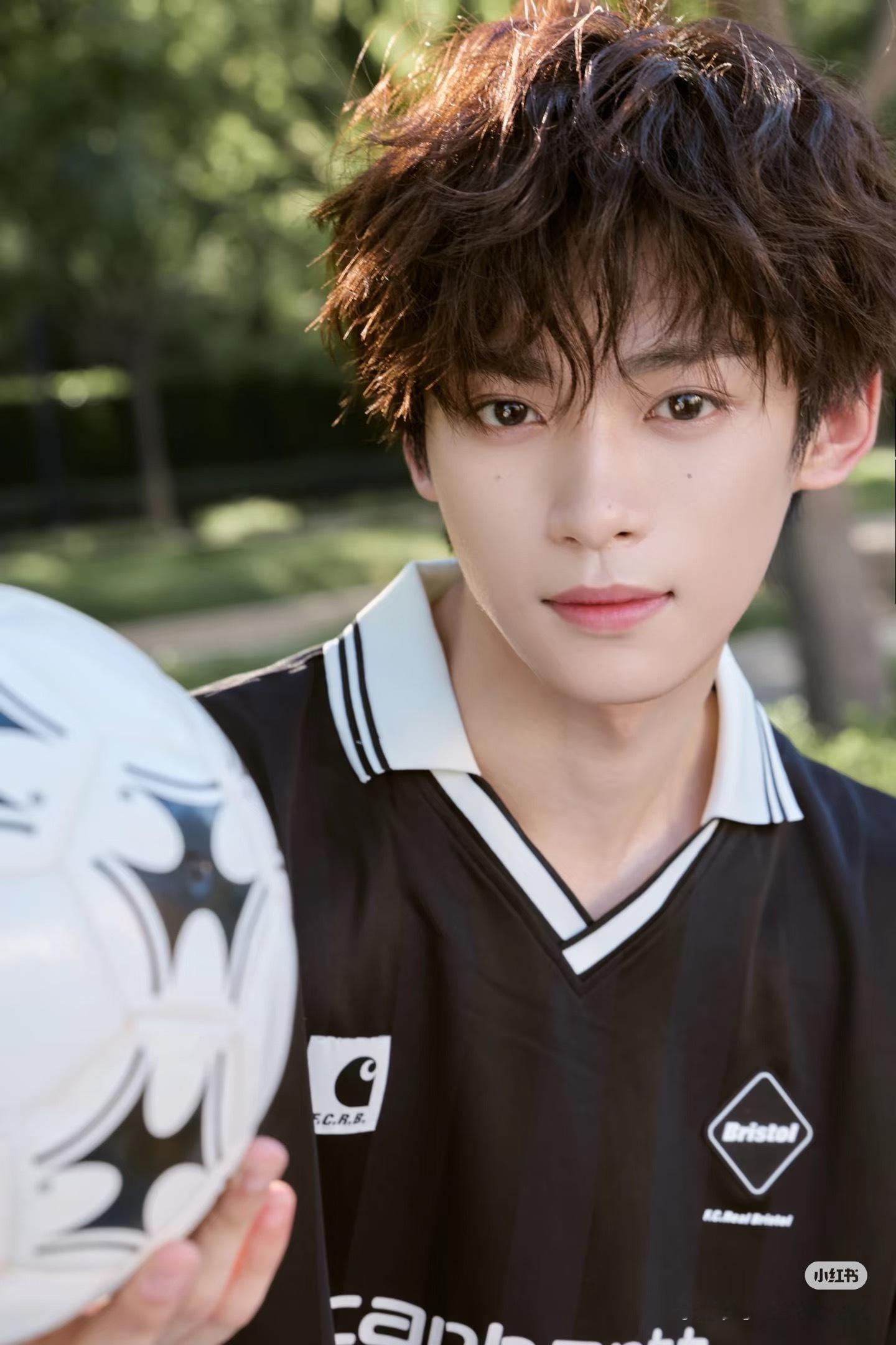 妈咪这完全⚽️宝贝的拍照方式耶梓渝去球场踢球了 梓渝球场踢球好阳光 梓渝足球运动