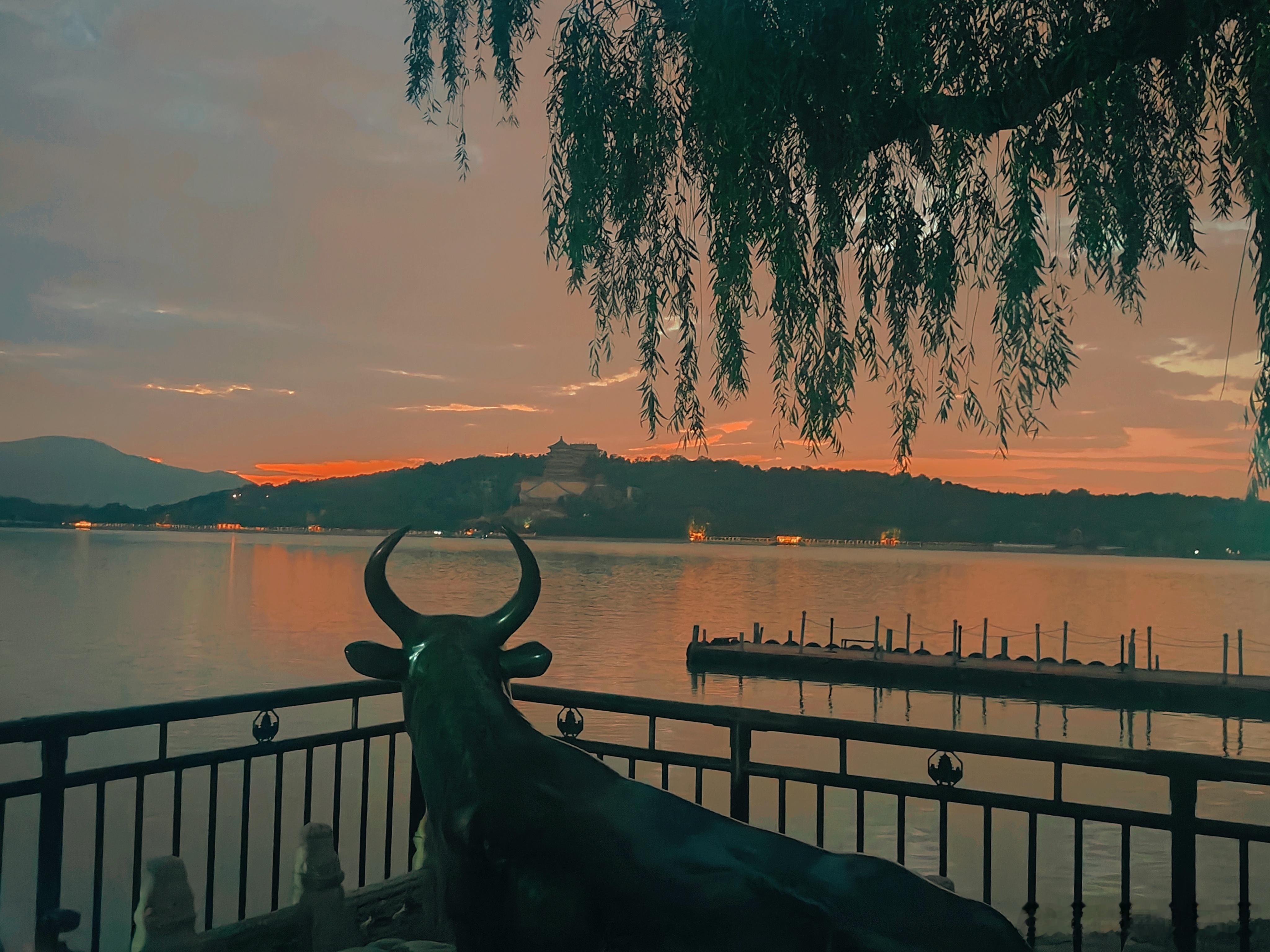 落日余晖映晚霞人生何处不芳华颐和园落日晚霞绝美，金波映桥，古阁沐余晖。摄影​​​