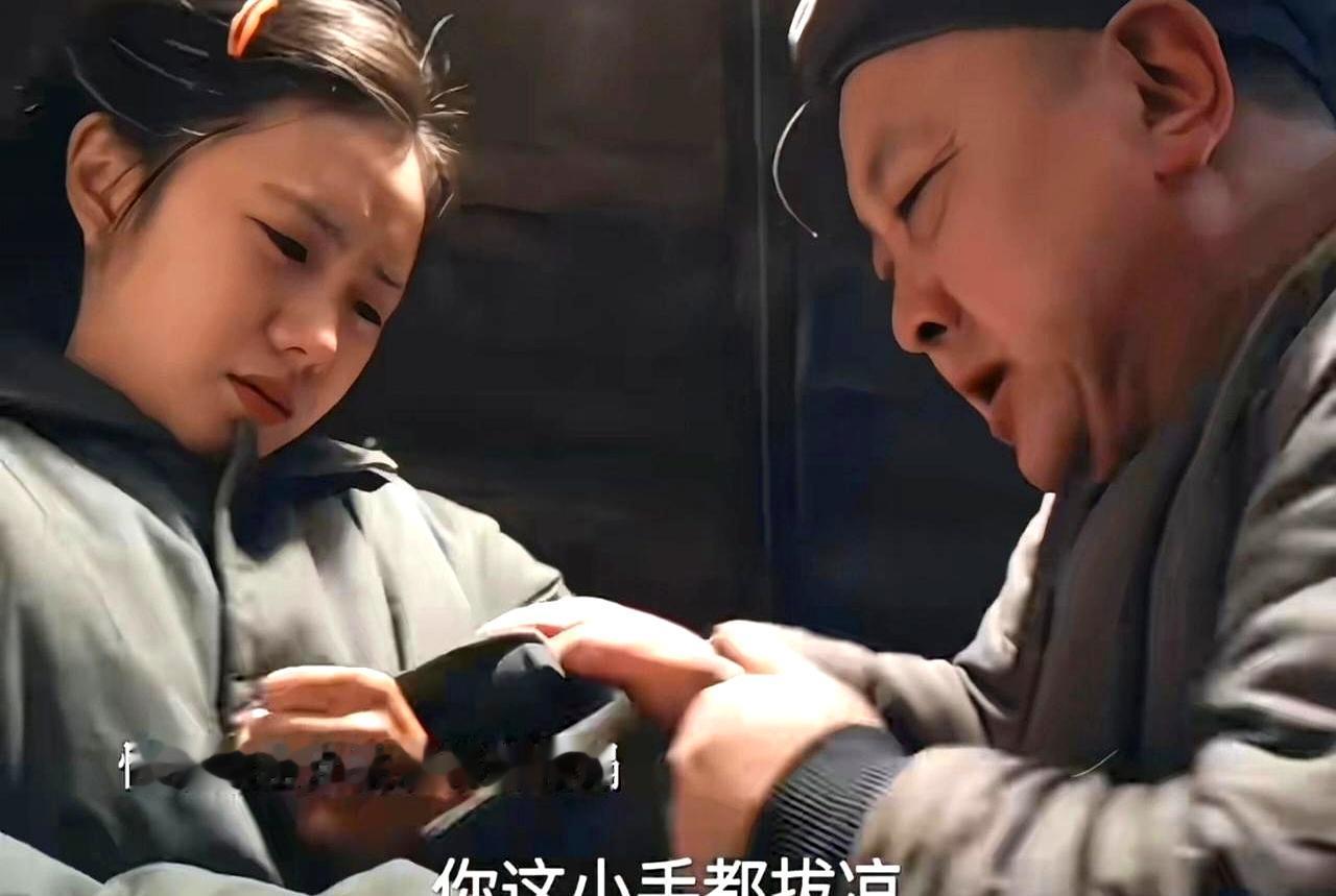 《主角》里那一幕，真挺扎心的。
廖师傅扑过来那一刻，易青娥没喊“救命”，也没喊“