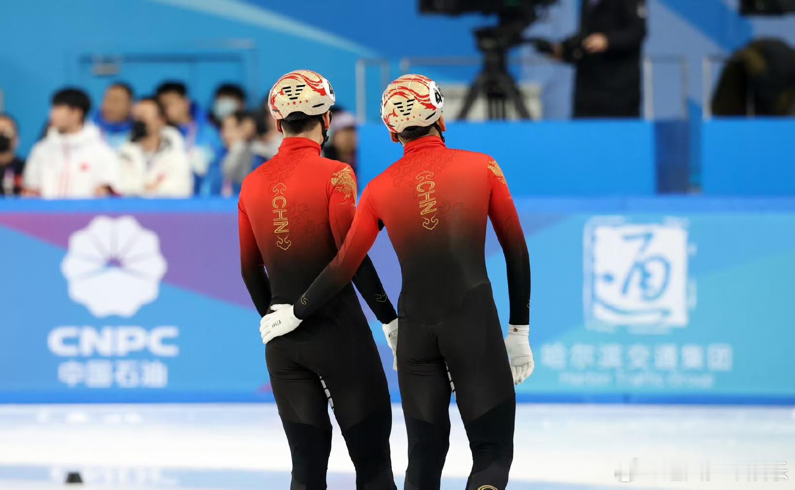 中国短道速滑队2金2银4铜收官  短道速滑收官之战，中国选手展现非凡实力，红白领