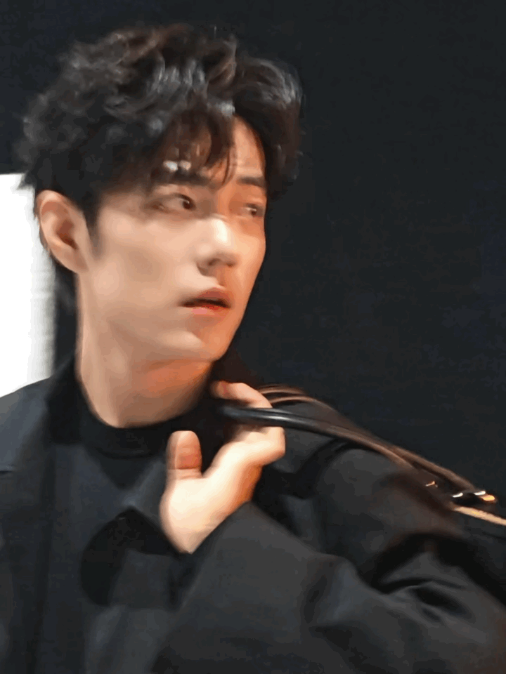 肖战的鼻间痣好像小狐狸转个动图，可爱到犯规了🥰肖战米兰时装周