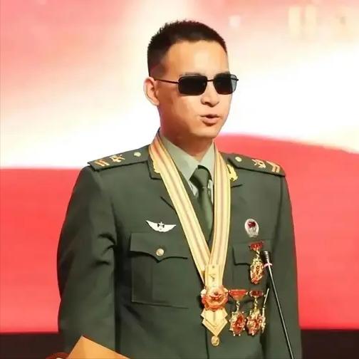 杜富国现在一个月领多少津贴，国家给了什么待遇？不夸张的说，多高待遇都是不够！
-