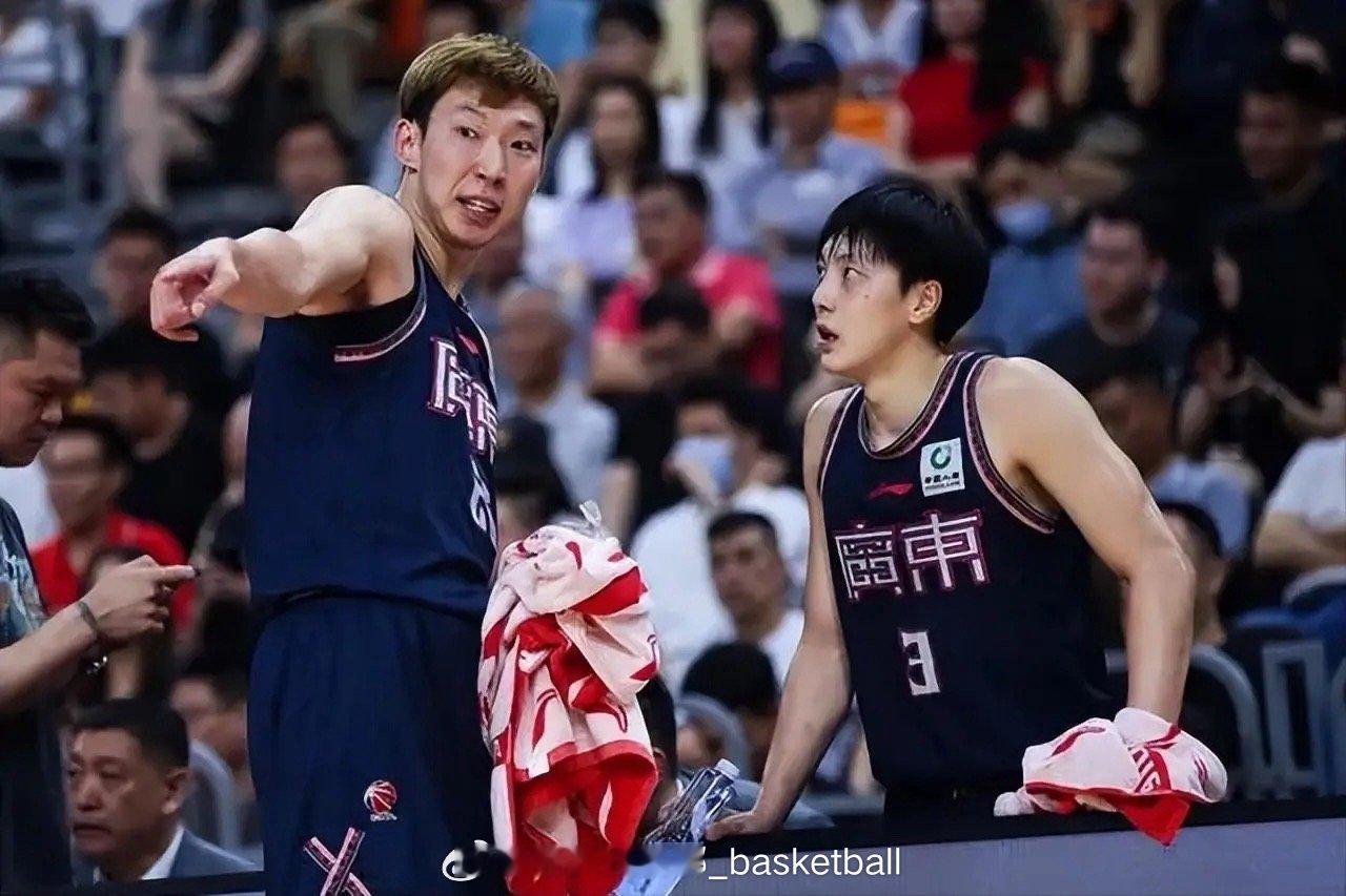 周琦在解说中评价前队友胡明轩：小胡运球太多了，总喜欢球一直在他手里，其实你传出去