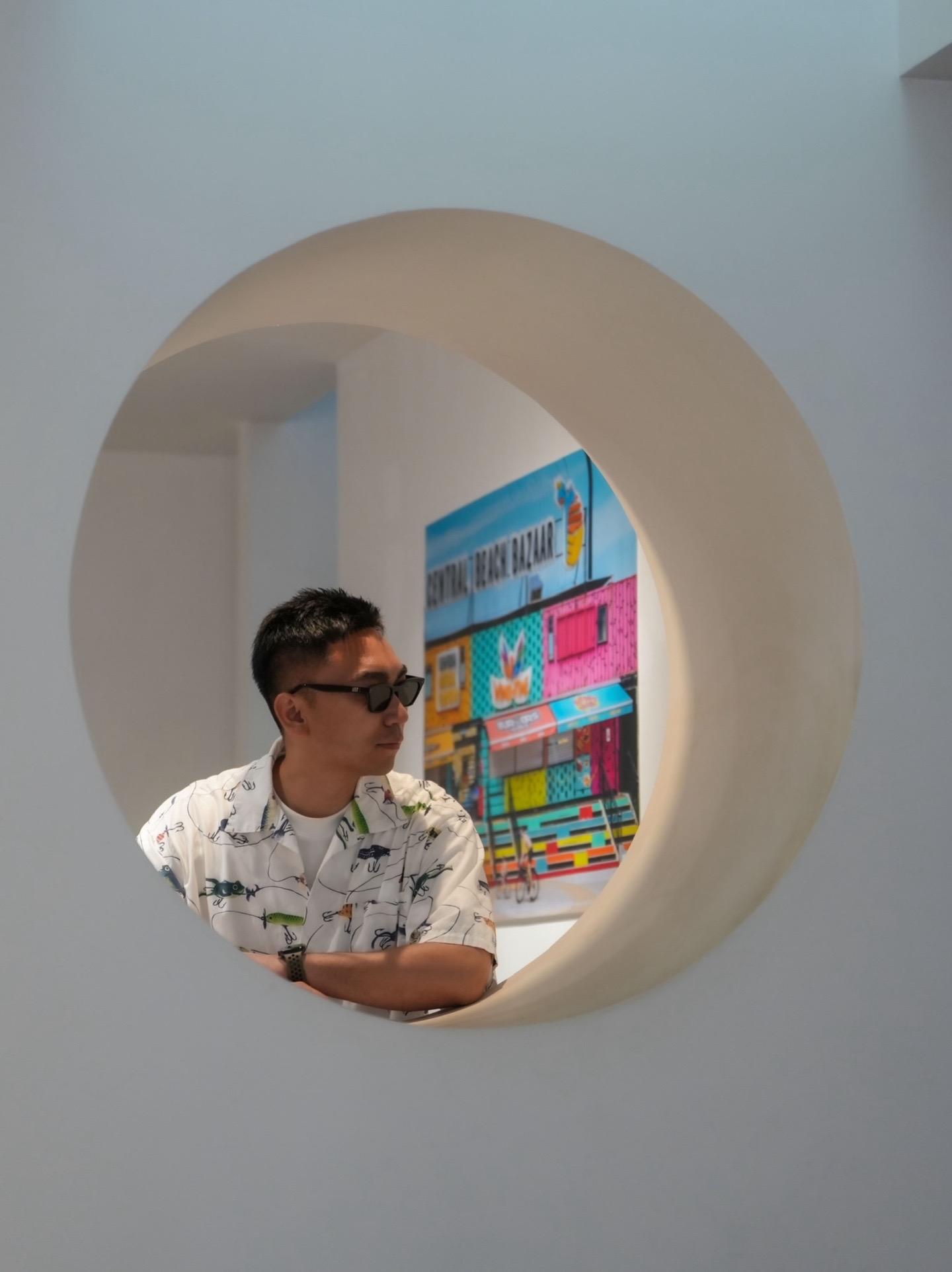 把影展开在泉州西街是什么感受。泉州·一半烟火，一半人间
万般就在
新加坡摄影展 泉州站 
总于把我的摄影展开在这座心心念念的世遗古城，让我的摄影作品完美展出。
 
影展开在泉州西街，“白水皓兮”旁边就是大名鼎鼎“开元寺”可以打卡泉州著名的双塔。
西街始于“钟楼”终于“开元寺”西街纵横交错，有二十几条古巷，把西街和古城紧紧相连。 
在千年历史西街步行，拍照、簪花、吃泉州美食，看影展。