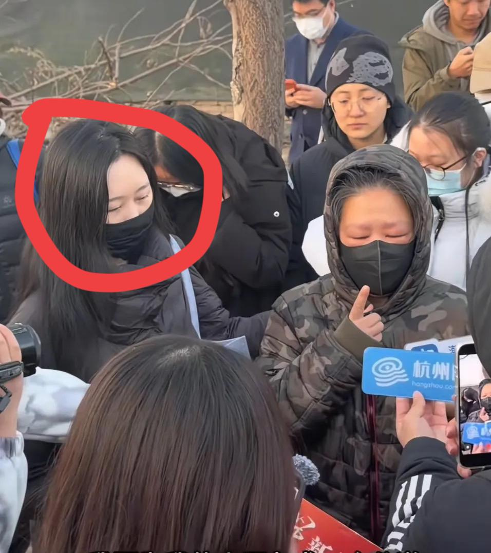 李女士在北京养了一条狗，她遛狗时从来不牵绳，也不管狗在外面拉屎，总是看着别人捡。