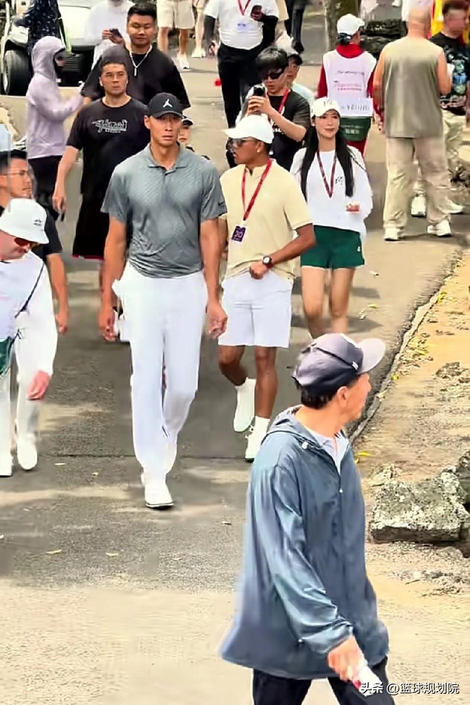 易建联又出来打球了！只不过这次换小球了！

易建联最近现身海口某高尔夫球场，一身