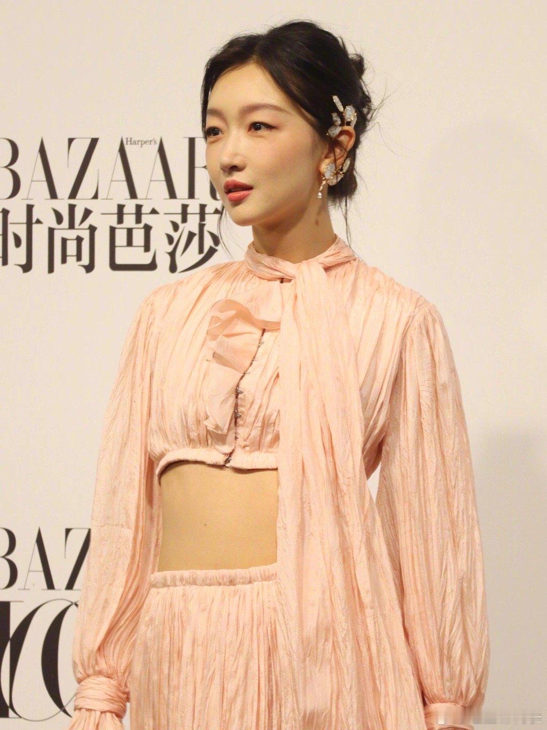 时尚芭莎红毯上的女明星，网红真的有差距，气质就差好远了。 ​​​
