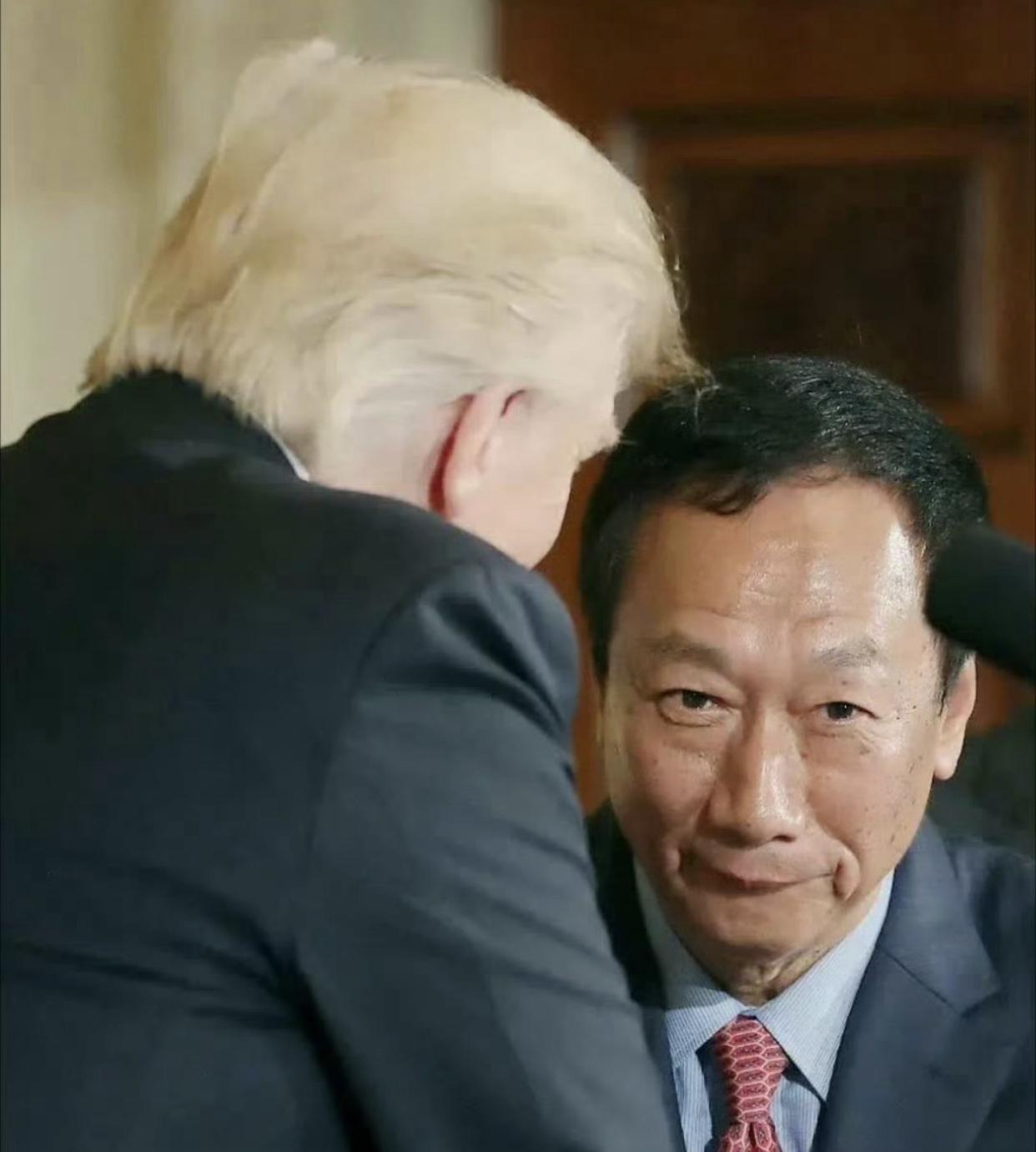 台湾富士康创办人郭台铭到了美国，一改在大陆时的趾高气昂的样子，他在美国人面前变得