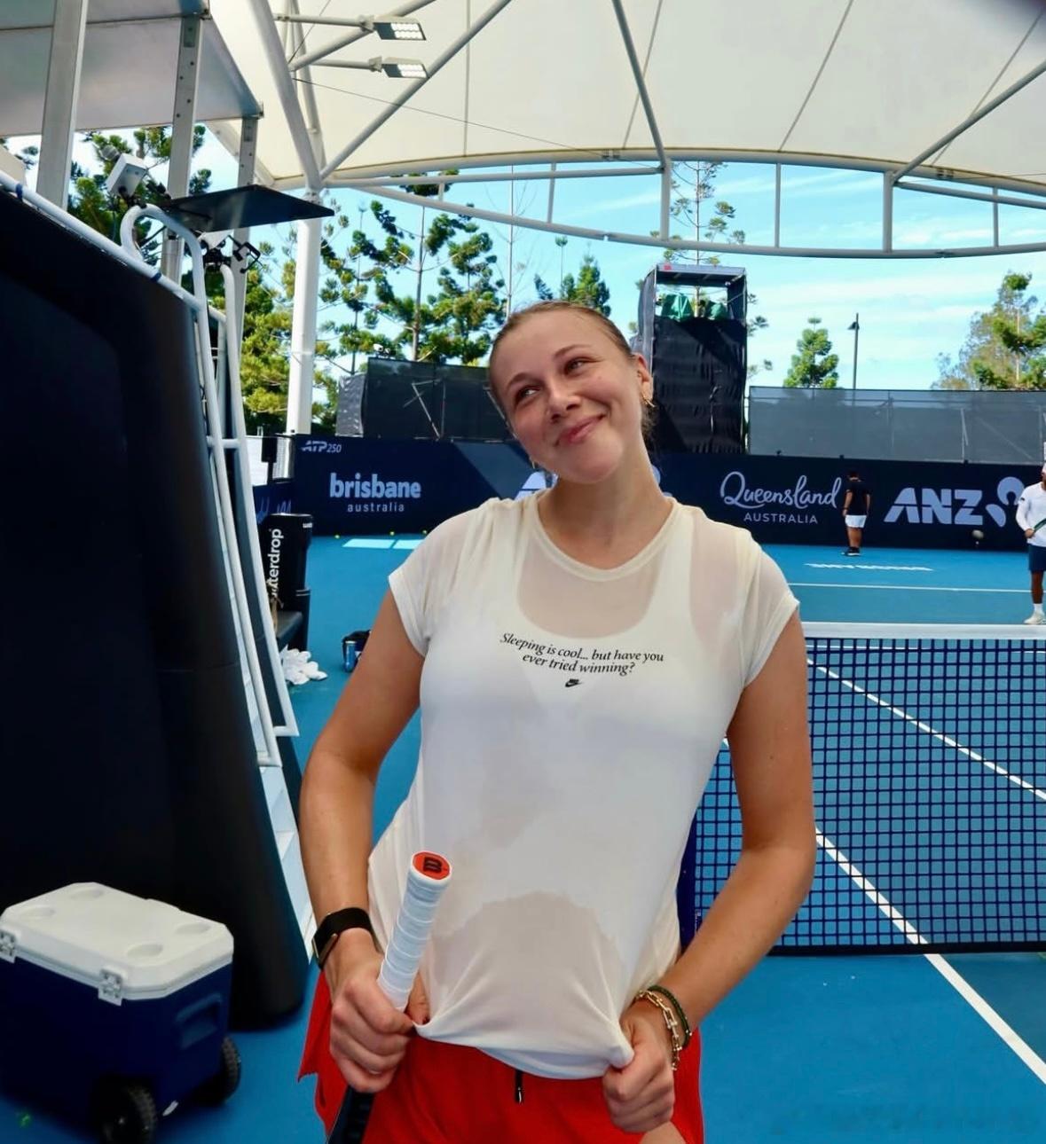 阿尼西莫娃！2026新年第一练在布里斯班，We‘re back！穿着一件印有特色