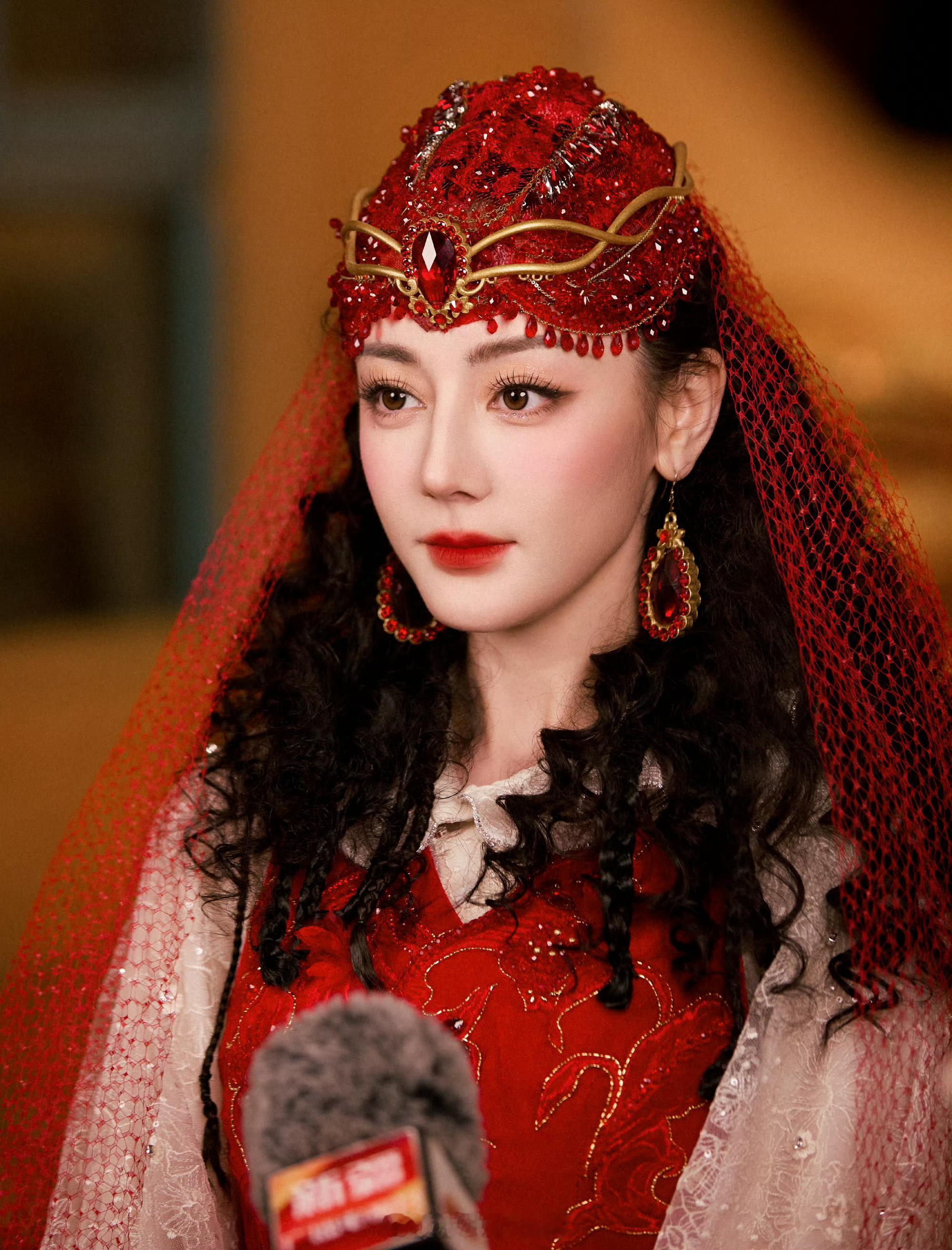 迪丽热巴 春晚分会场网传迪丽热巴不去微博之夜是因为要参加春晚分会场，新疆石榴花要