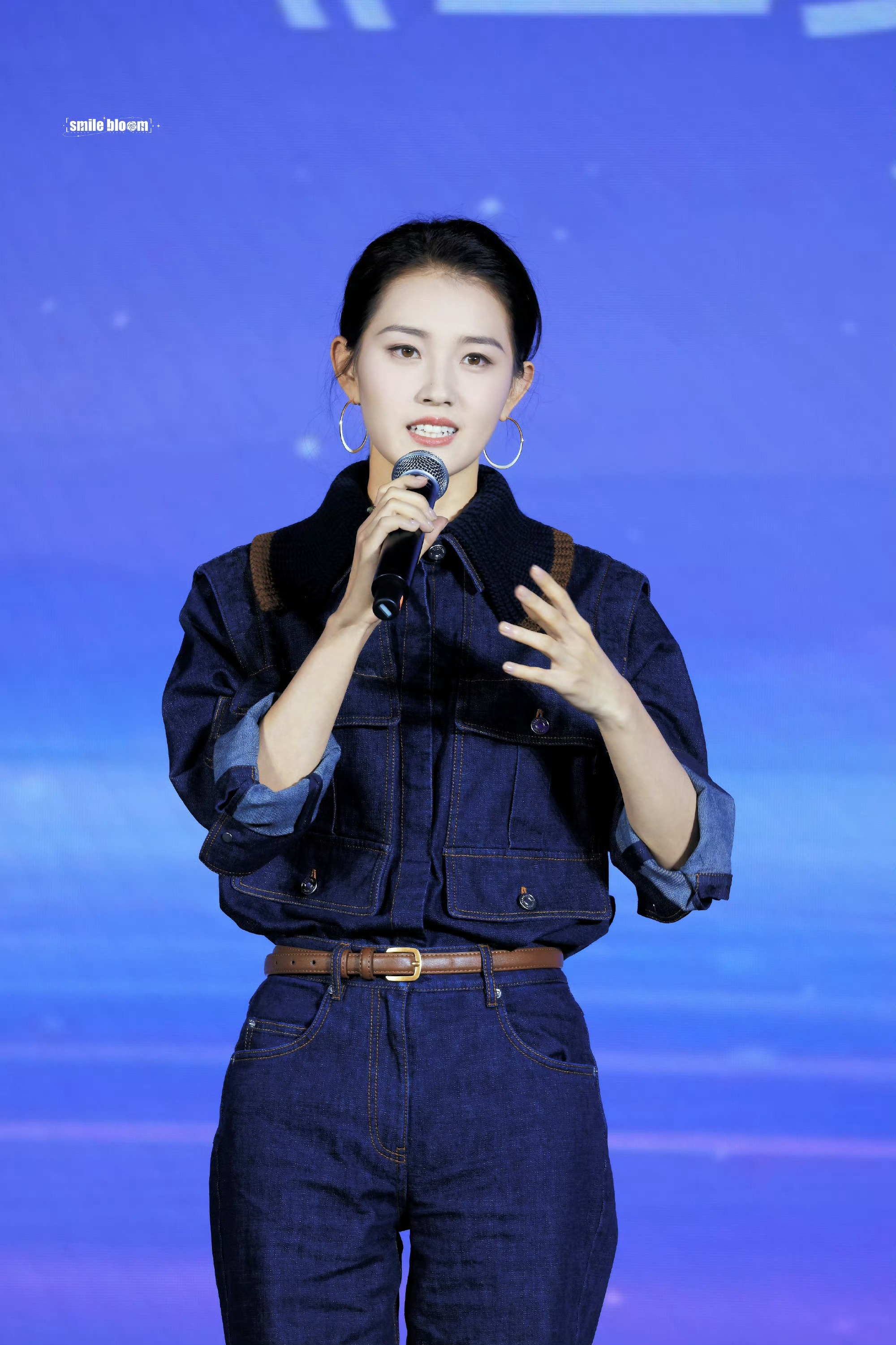 一件衣服穿了三次对明星来讲竟然都是新闻，难道明星的衣服都向来只穿一次吗？这样的炒