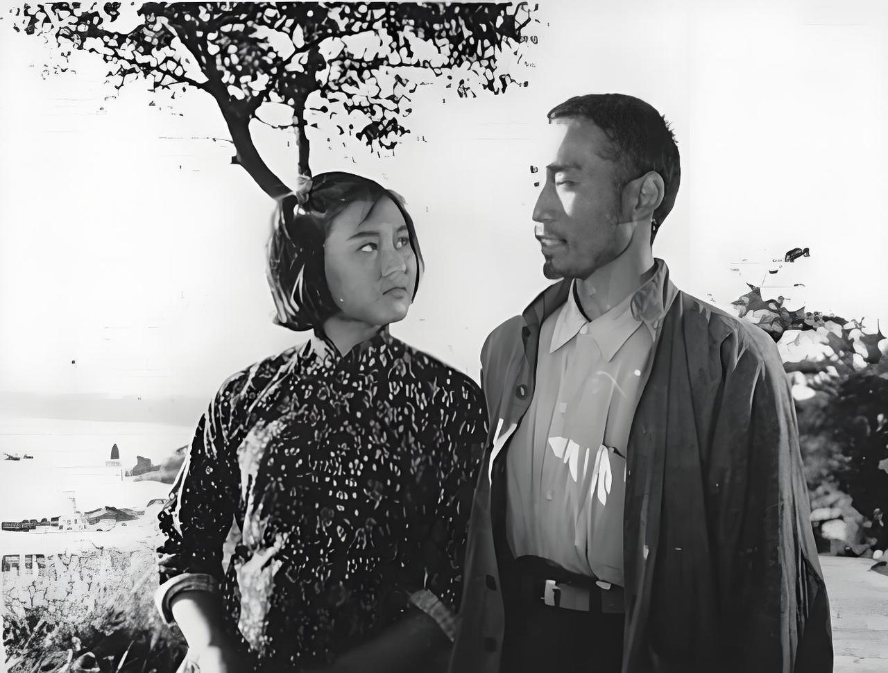 这是1958年上海天马电影制片厂拍摄的故事片《千女闹海》中的一个镜头，影片通过妇