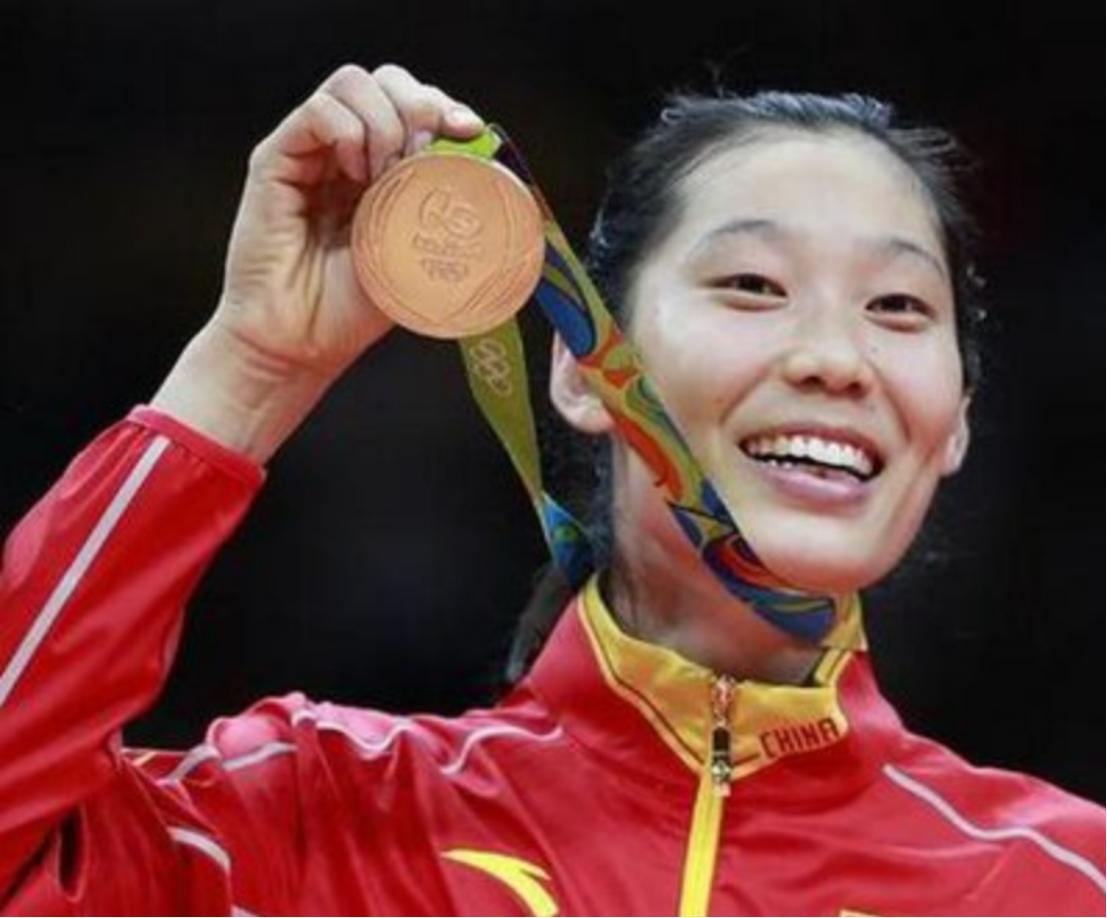 网上都在催朱婷赶紧回归救场！天津亚锦赛还没开打，中国女排的名单已经先上了热搜，从