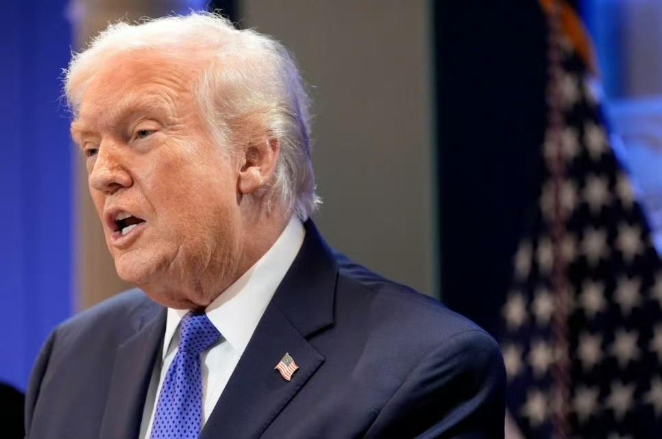 《纽约时报》、《华尔街时报》报道，伊拉克美军基地的五架加油机被伊朗击毁。特朗普在