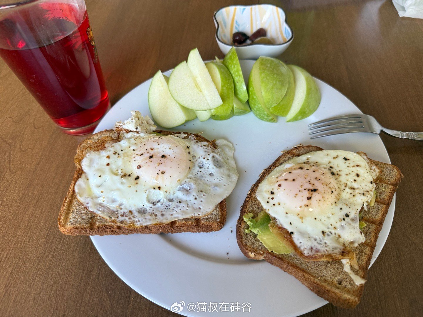 慢跑一小时，消耗500卡，吃周六早饭。两片全麦吐司，半个牛油果，两个水煎蛋，一个