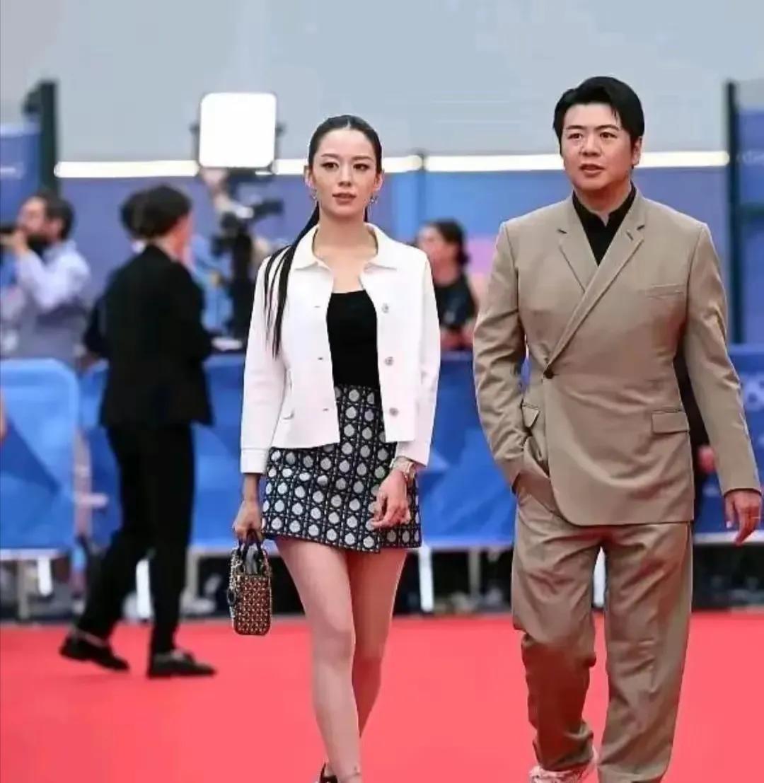 郎朗的成名是最不可理喻的，钢琴本身是个极小众的赛道，尤其是在他成名的20年前，更