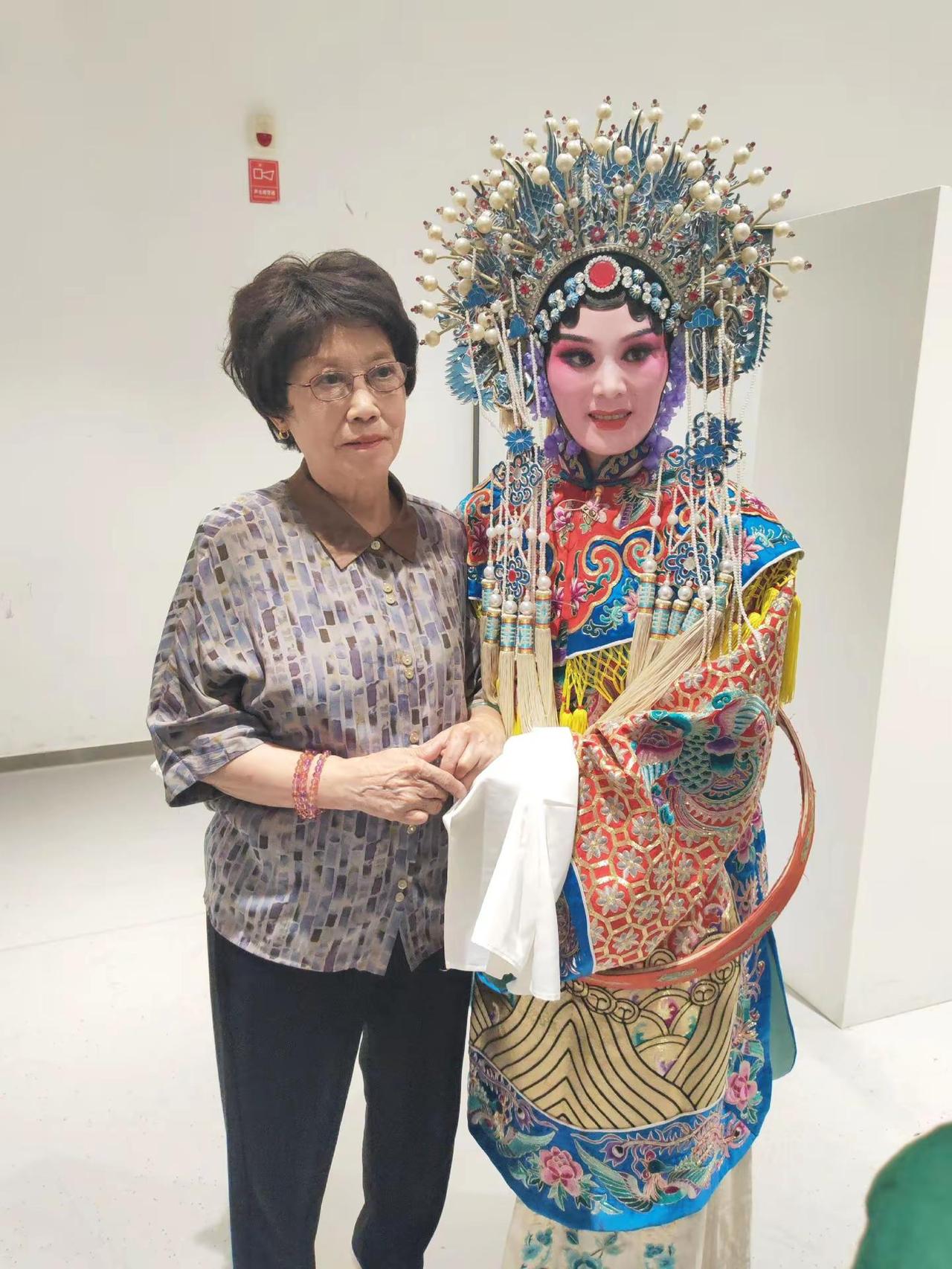 崔派传承生生不息。台下坐满了观众，后台里藏着传承。张宝英老师就在现场，细细给学生
