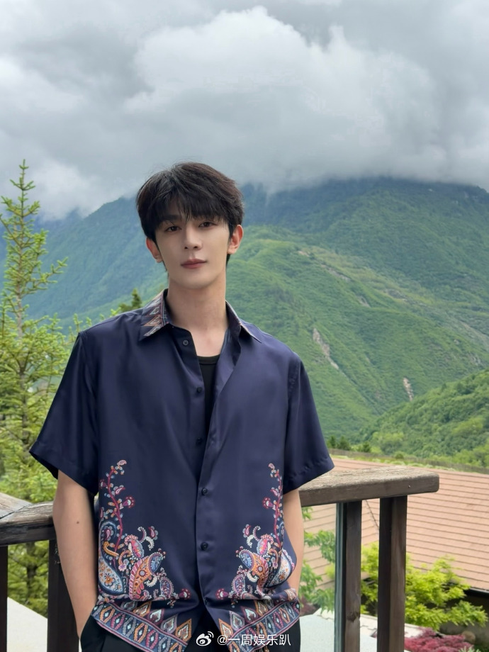 夏之光这张脸真的亮堂夏之光颜值亮堂到发光谁不羡慕夏之光这张真的亮堂的脸！自带柔光