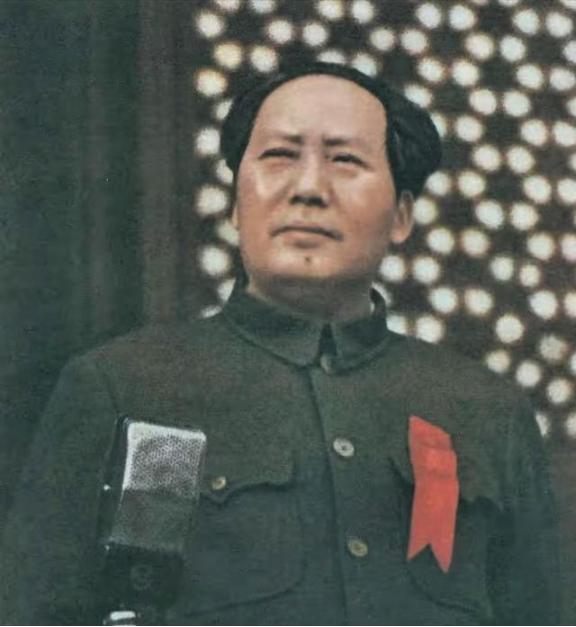 千万不能打美国！听听毛主席是怎么说的！千万不能打美国。当年抗美援朝时，很多人给毛