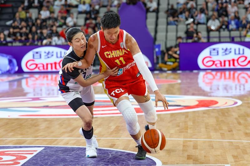 中国女篮要进步，世界大赛要拿奖牌，要出线，就不能死打内线，而是要内外结合。今天进