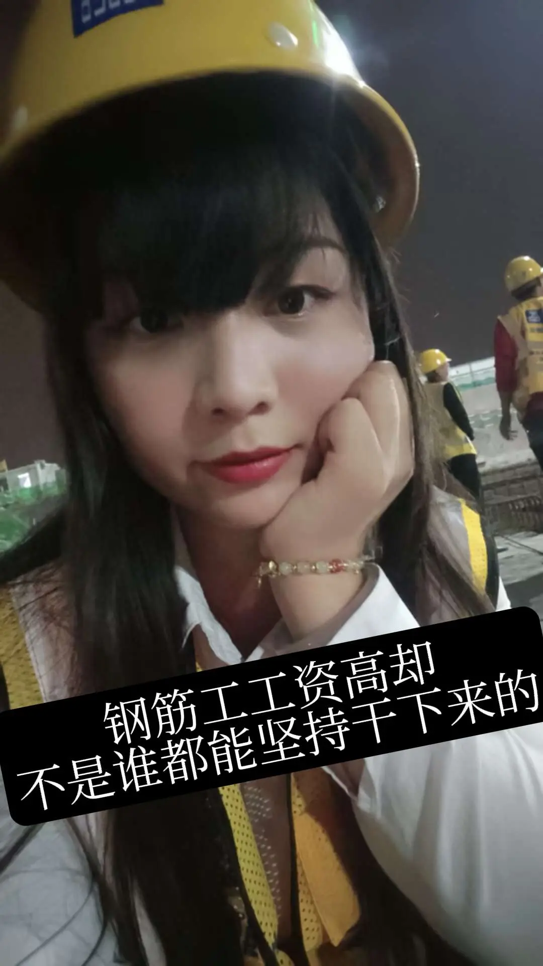 去体验一把高工资的钢筋工，结果那绑扎丝的速度比塔吊下勾的速度都快，一排...