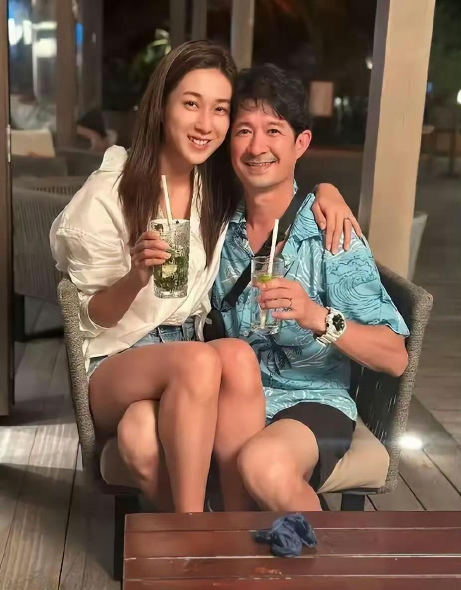 这个男人肯定很爱钟嘉欣，要不然她也不会一连给他生了三个孩子！更可怕的是钟嘉欣说：