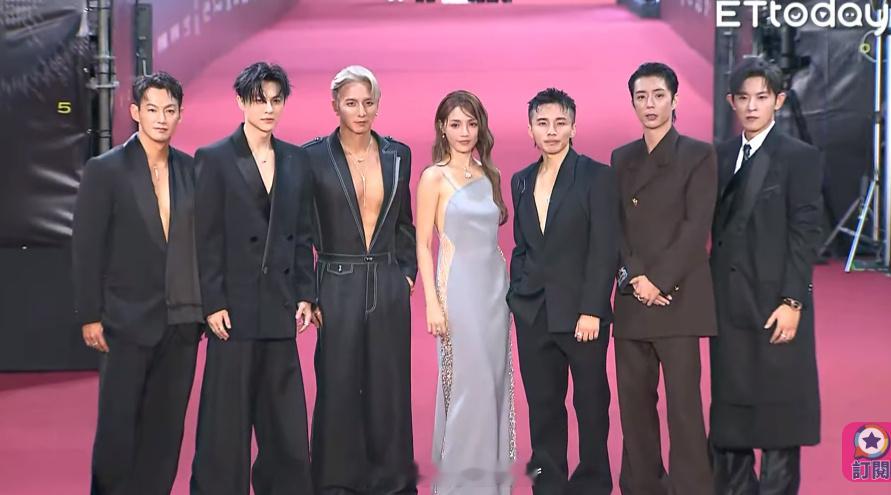 恭喜棒棒堂拿下金钟奖最佳真人秀节目主持人奖。敖犬、王子、小煜、阿玮、小杰、威廉。